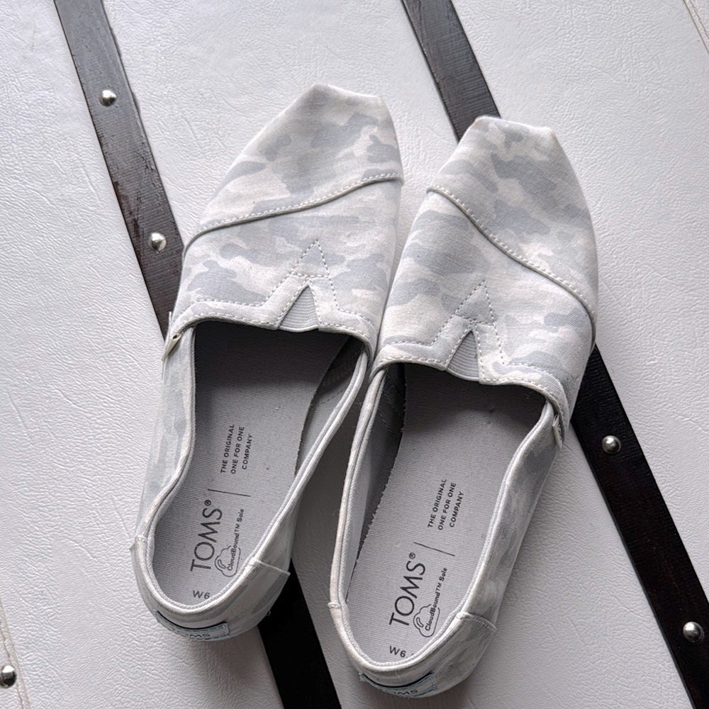 TOMS Women's Gray Camo Slip-On Shoes Size 6.5